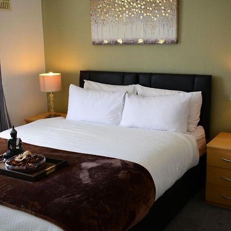 Dreams Serviced Accommodations- Staines/Heathrow Stanwell ภายนอก รูปภาพ