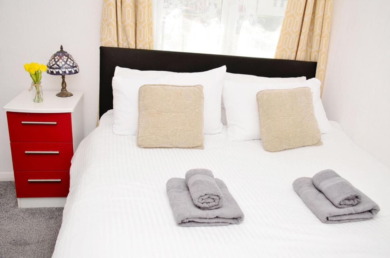 Dreams Serviced Accommodations- Staines/Heathrow Stanwell ภายนอก รูปภาพ