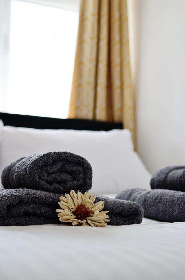 Dreams Serviced Accommodations- Staines/Heathrow Stanwell ภายนอก รูปภาพ