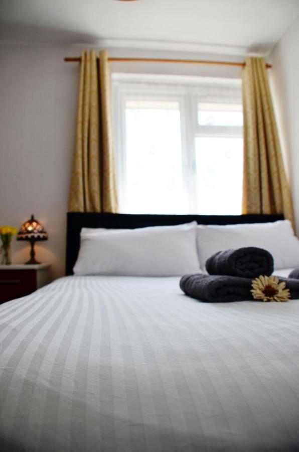 Dreams Serviced Accommodations- Staines/Heathrow Stanwell ภายนอก รูปภาพ