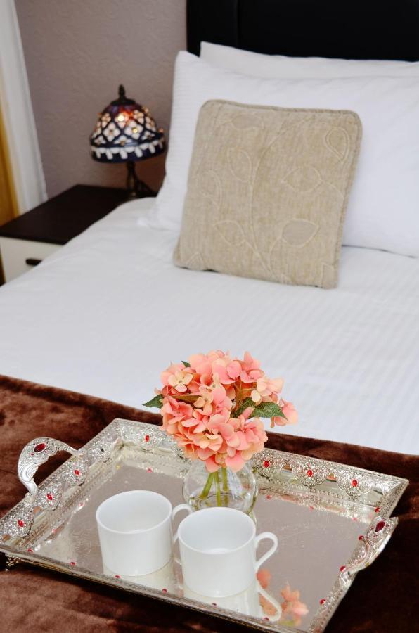 Dreams Serviced Accommodations- Staines/Heathrow Stanwell ภายนอก รูปภาพ