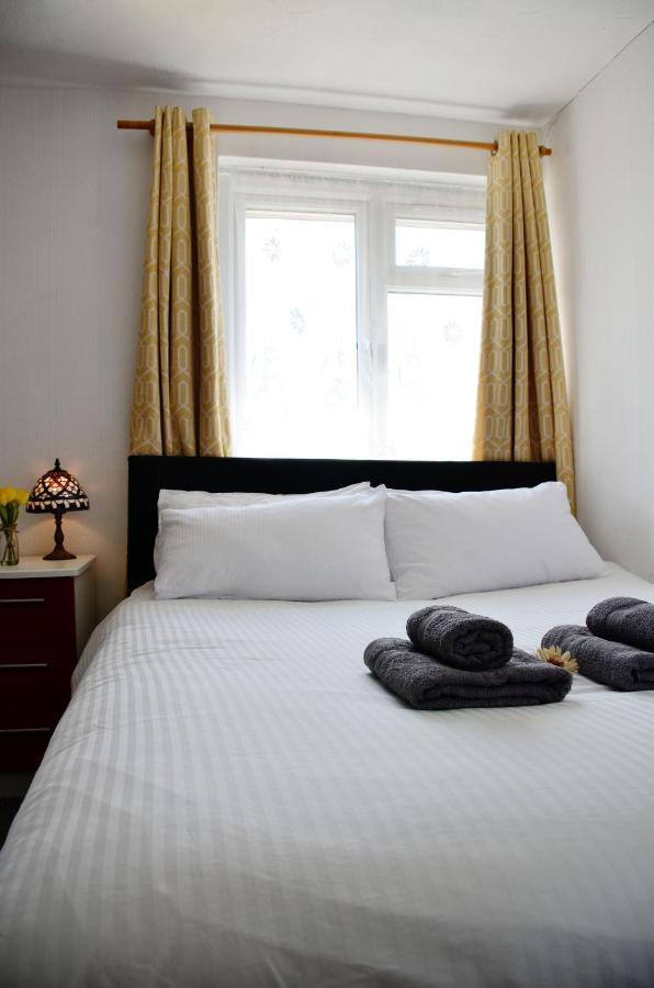 Dreams Serviced Accommodations- Staines/Heathrow Stanwell ภายนอก รูปภาพ