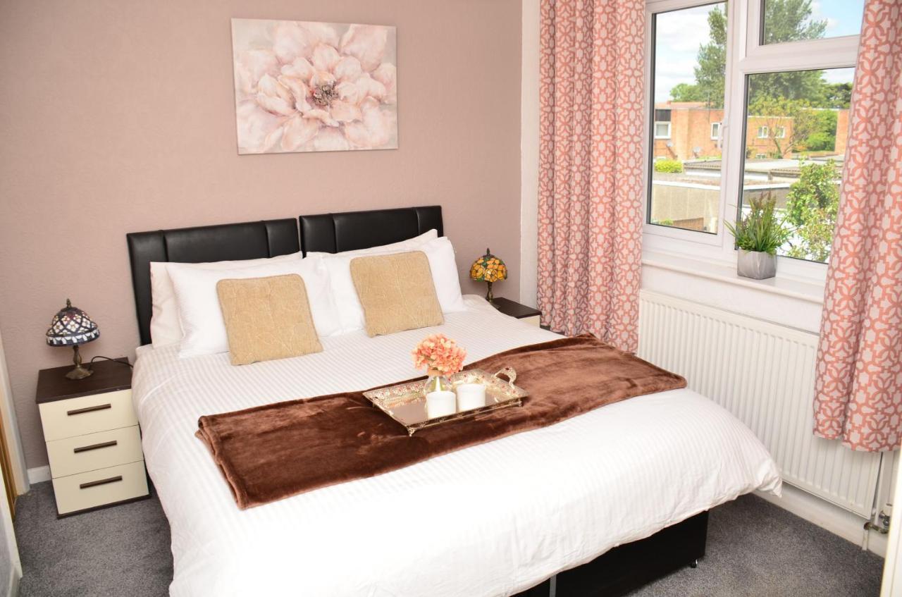 Dreams Serviced Accommodations- Staines/Heathrow Stanwell ภายนอก รูปภาพ