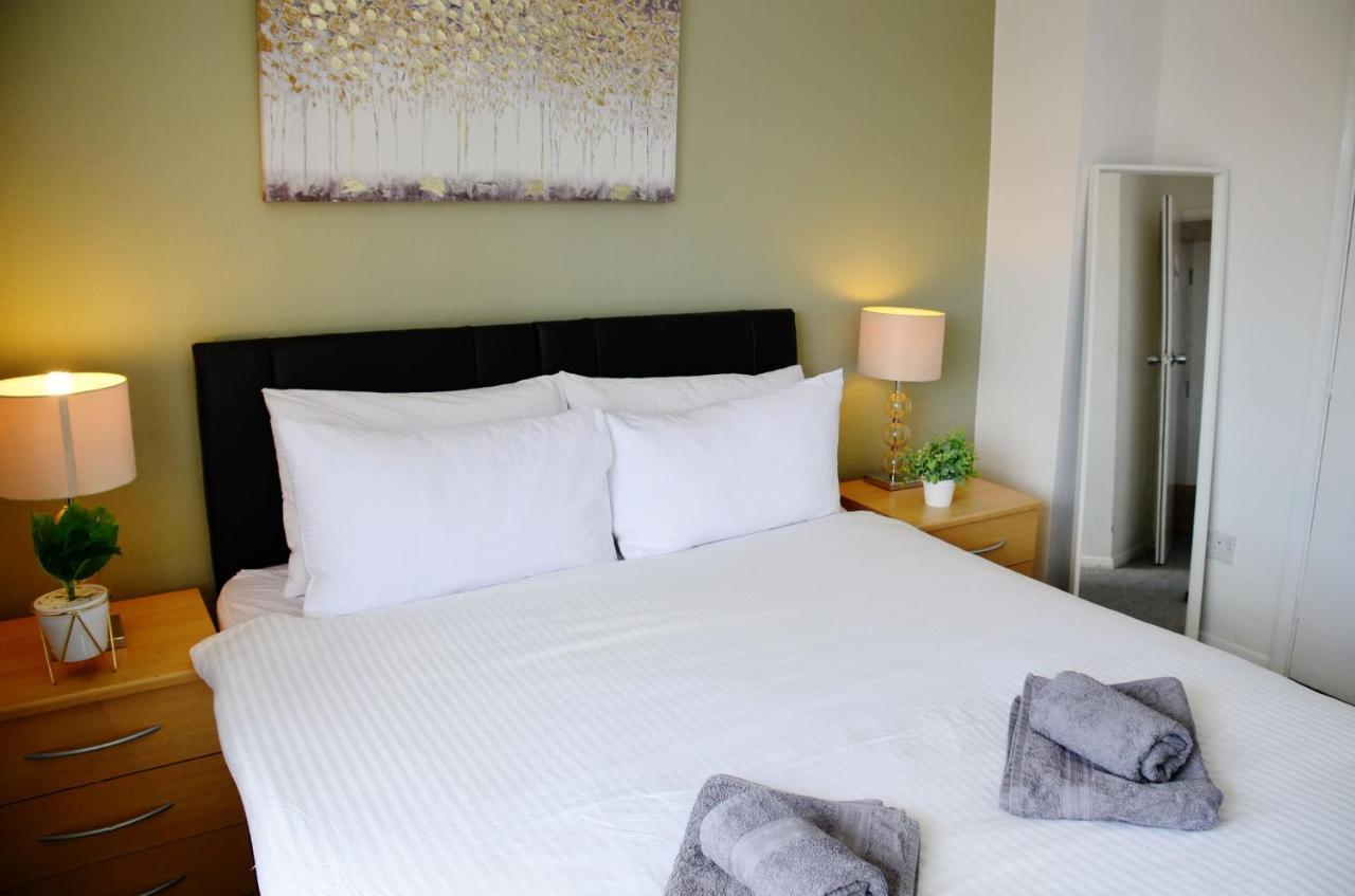 Dreams Serviced Accommodations- Staines/Heathrow Stanwell ภายนอก รูปภาพ