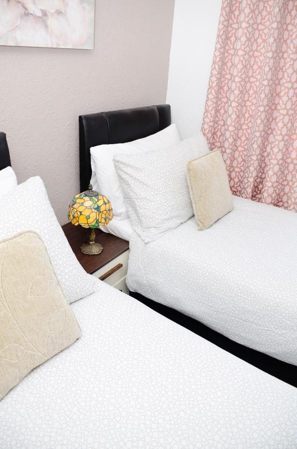 Dreams Serviced Accommodations- Staines/Heathrow Stanwell ภายนอก รูปภาพ