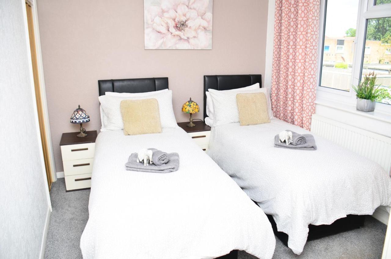 Dreams Serviced Accommodations- Staines/Heathrow Stanwell ภายนอก รูปภาพ