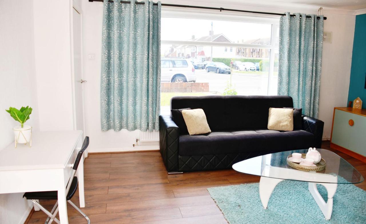 Dreams Serviced Accommodations- Staines/Heathrow Stanwell ภายนอก รูปภาพ