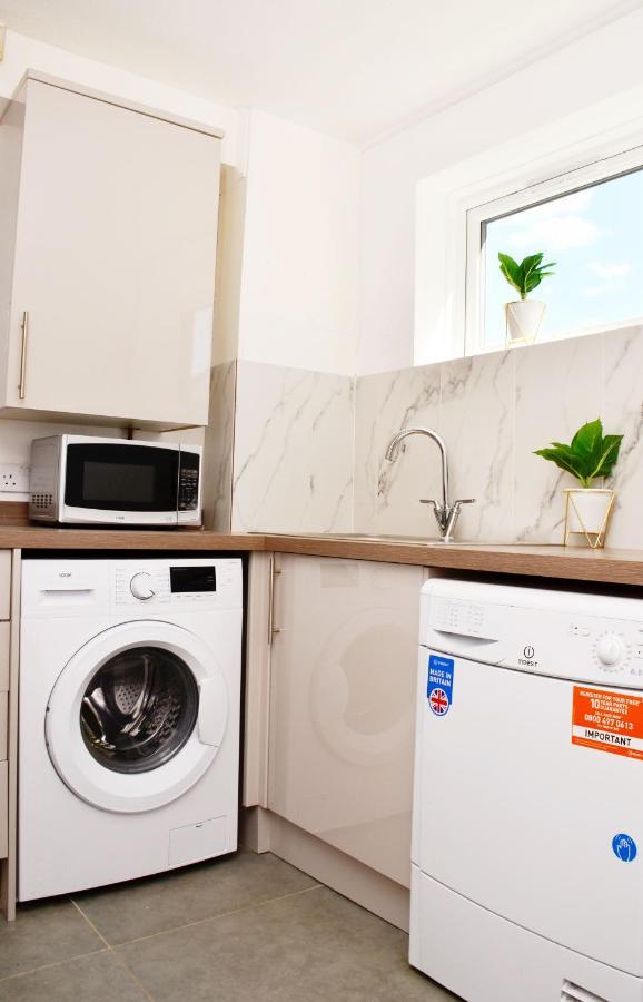 Dreams Serviced Accommodations- Staines/Heathrow Stanwell ภายนอก รูปภาพ