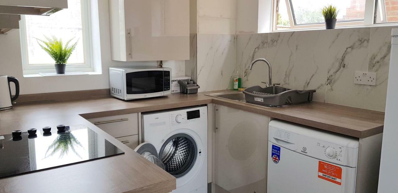 Dreams Serviced Accommodations- Staines/Heathrow Stanwell ภายนอก รูปภาพ
