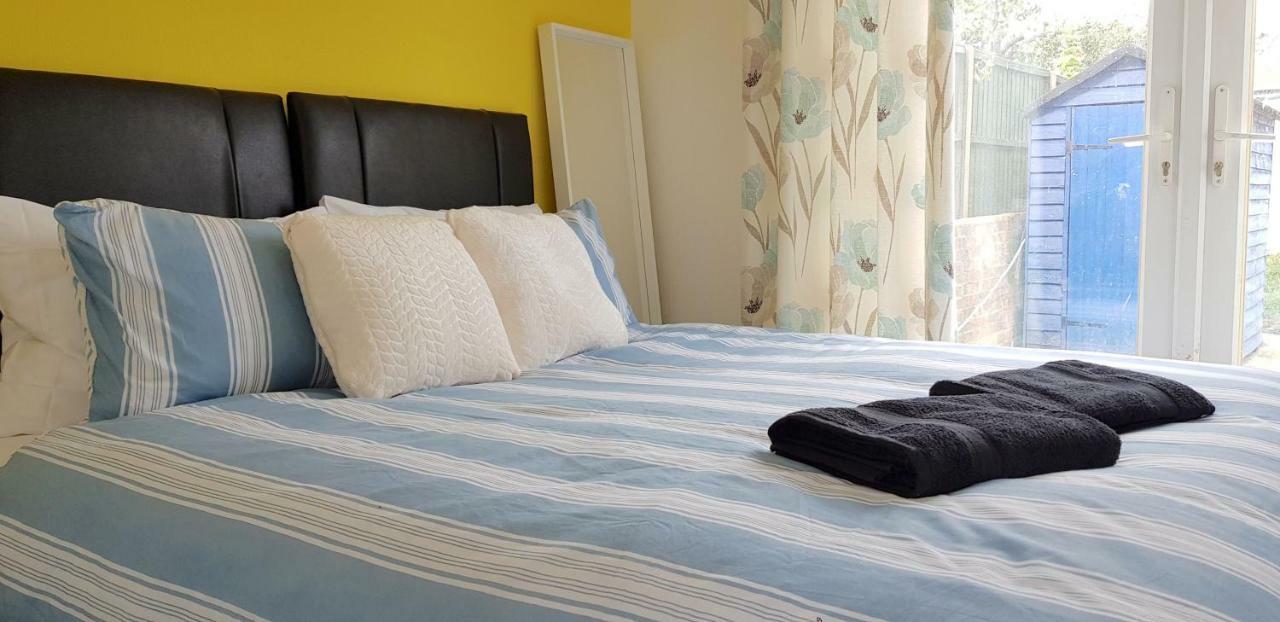 Dreams Serviced Accommodations- Staines/Heathrow Stanwell ภายนอก รูปภาพ