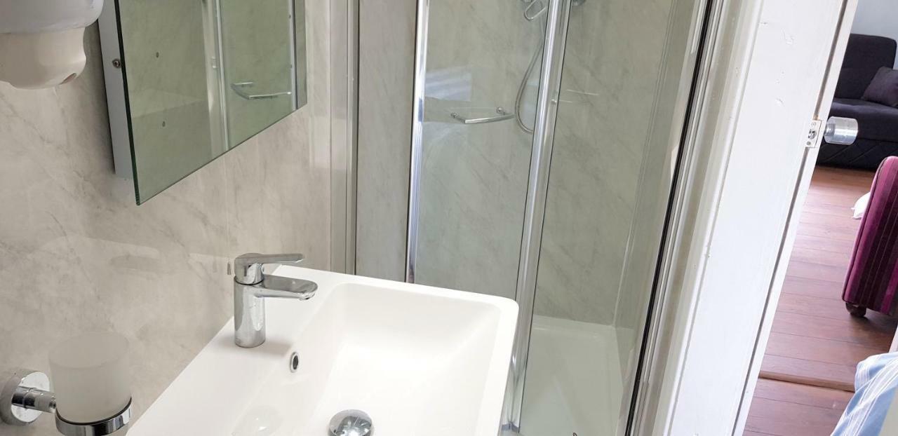 Dreams Serviced Accommodations- Staines/Heathrow Stanwell ภายนอก รูปภาพ