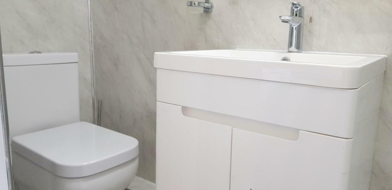 Dreams Serviced Accommodations- Staines/Heathrow Stanwell ภายนอก รูปภาพ