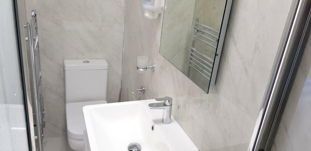 Dreams Serviced Accommodations- Staines/Heathrow Stanwell ภายนอก รูปภาพ